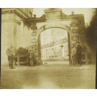 [Soldats posant à l'entrée du jardin du château de Raray (Oise), s.d.]