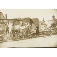 [Groupe de soldats déblayant les gravats d'un village, s.d.]