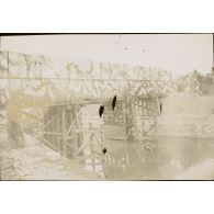 [Pont reconstruit et camouflé, s.d.]
