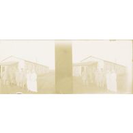 [Infirmières et soldats posant devant un hôpital de campagne, s.d.]