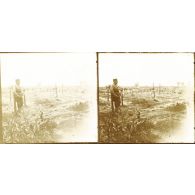 [Soldat devant des tombes de soldats morts au front, s.d.]