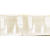 [Infirmières et représentantes de l'Œuvre des Dames Anglaises posant sur le perron d'un local caritatif, s.d.]