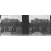 [Photographie de groupe dans un jardin public, s.d.]