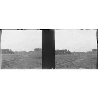 [Chemin de fer aboutissant dans un ensemble architectural inachevé ou détruit, s.d.]