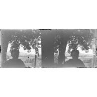 [Portrait à contre-jour d'une femme âgée, s.d.]