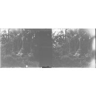 [Soldat assis au pied d'un calvaire, s.d.]