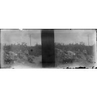 [Un groupe de soldats fait une halte, s.d.]