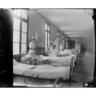 [Infirmières posant auprès de blessés, s.d.]