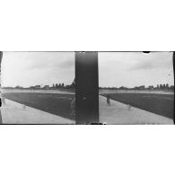 [Chien et cycliste sur une piste de vélodrome, s.d.]