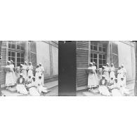 [Groupe d'infirmières posant sur un perron, s.d.]