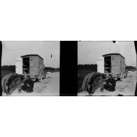 [Soldats français et russe posant sur une route avec une enfant en pleurs, s.d.]