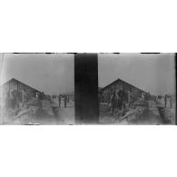 [Militaires posant devant un hangar, dont probablement des soldats américains ou canadiens, s.d.]