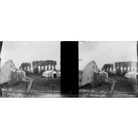 [Vue d'un campement et de son abri d'artillerie, s.d.]