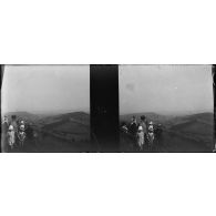 [Photographie de famille sur les hauteurs d'un paysage, s.d.]