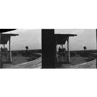 [Trois soldats surveillent le front depuis un point d'observation, s.d.]