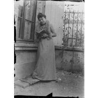 [Portrait d'une femme avec un livre en extérieur, s.d.]