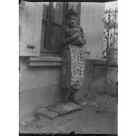 [Femme tenant un chaton dans les bras, s.d.]