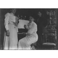 [Portrait de famille au piano, s.d.]