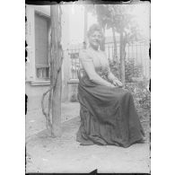 [Portrait de femme en extérieur, s.d.]