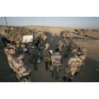 Au matin le colonel Bernard Thorette, chef de corps du 3e RIMa (régiment d'infanterie de marine), donne ses ordres à ses cadres pour le début de l'offensive terrestre.