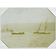 Caïffa le 13 avril 1915 Embarcation turque ramenée à bord pour être visitée. Une partie des oranges que contenait cette embarcation fut prélevée pour le bord. [Légende d'origine]