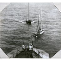 Caïffa le 13 Avril 1915 le vapeur s'apprête à remorquer le voilier le long de la côte. Les habits des turcs qui se jetèrent à l'eau lors de l'approche du vapeur pour capturer l'embarcation furent retrouvés dessus le chargement d'oranges. [Légende d'origine]