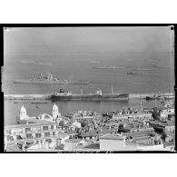 L'escadre de la méditerranée au mouillage au large d'Alger.