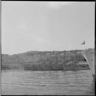 Les destroyers d'escorte dans le port d'Alger.