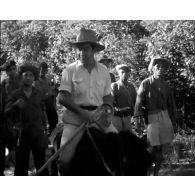 Opération avec Sa Majesté Norodom Sihanouk, roi du Cambodge.