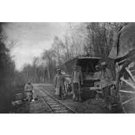 [Pause sur un sentier forestier, s.d.]