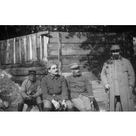 [Photographie de groupe posant devant une cagna, s.d.]