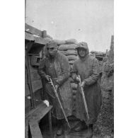 [Deux soldats et leurs fusils sous la pluie, s.d.]