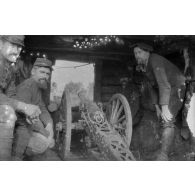 [Portrait de groupe autour d'un canon abrité, s.d.]