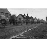 [Progression de troupe dans un village, s.d.]