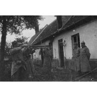 [Exécution (ou simulation d'exécution) de deux prisonniers allemands, s.d.]