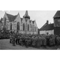 [Rassemblement de troupes sur la place d'une église, s.d.]