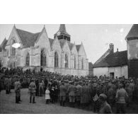 [Rassemblement de troupes sur la place d'une église, s.d.]