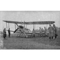 [Militaires posant à côté d'un avion BE.2 dans un champ, s.d.]