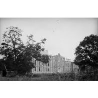 [Façade d'un palais touché par les destructions de la guerre, s.d.]