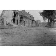 [Habitation percée par un trou d'obus, s.d.]