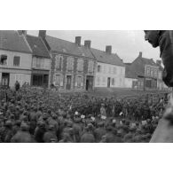 [Rassemblement de troupes sur une place publique avec la musique d'un régiment, s.d.]