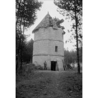 [Groupe posant au sommet d'une tour, s.d.]