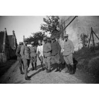 [Photographie de groupe dans un village, s.d.]