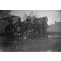 [Surimpression d'un portrait de famille et de deux portraits d'un soldat sur un terrain d'herbe, s.d.]