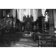 [Un soldat dans une église, s.d.]