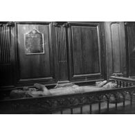 [Gisant médiéval dans une église, s.d.]