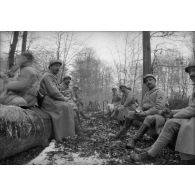 [Des soldats déjeunent sur des arbres abattus, s.d.]
