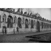 [Des militaires du service de santé posent entre les bustes des arcades du château de Raray (Oise), s.d.]