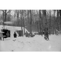 [Le médecin Jean Gélas et quelques camarades à l''entrée d'un abri sous la neige, s.d.]