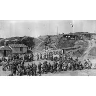 [Soldats réunis sur la place d'une zone de vie sur le front, s.d.]